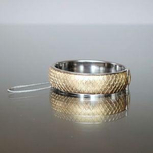 Gold Tone Scalloped Pattern Bangle Bracelet